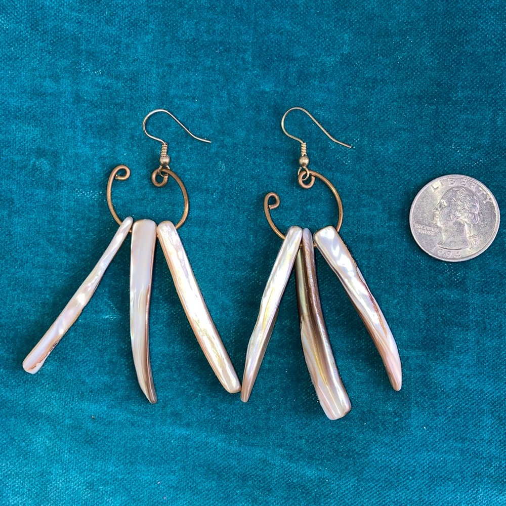 Shell dangly earring